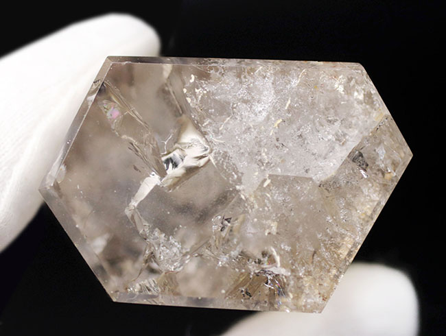 R✴Hです。レインボークォーツ 氷のような涼し気な見た目が面白い！虹色が現れる特殊な水晶