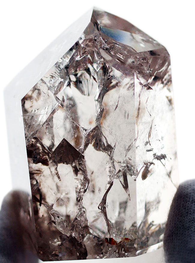 氷のような涼し気な見た目が面白い！虹色が現れる特殊な水晶