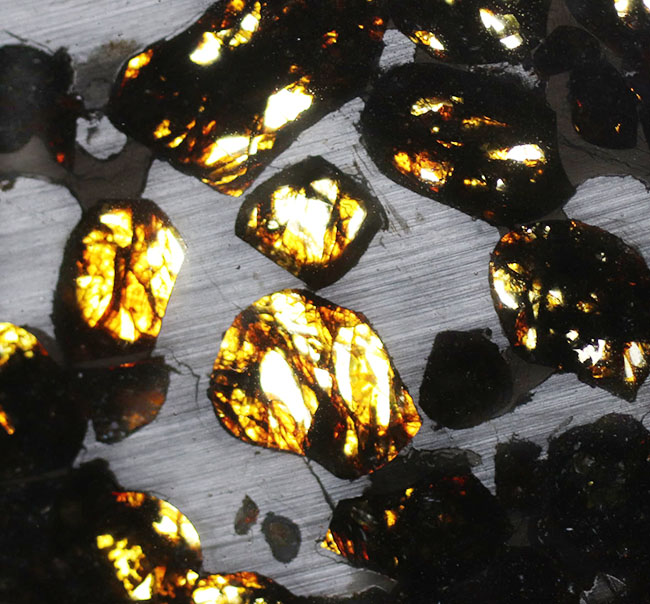 ９センチのラージサイズ！高品位のかんらん石が内包されたケニヤ産のパラサイト隕石（本体防錆処理済み）（その2）