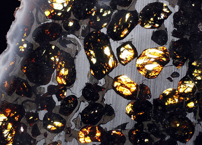 ９センチのラージサイズ！高品位のかんらん石が内包されたケニヤ産のパラサイト隕石（本体防錆処理済み）（その6）