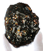 ９センチのラージサイズ！高品位のかんらん石が内包されたケニヤ産のパラサイト隕石（本体防錆処理済み）