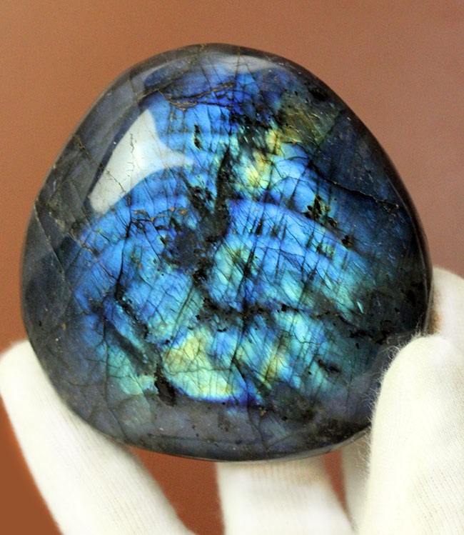 まるで青い炎！ゴールドも散見される、極めて高品位の鉱物ラブラドライト（Labradorite）のペブルストーン（その1）