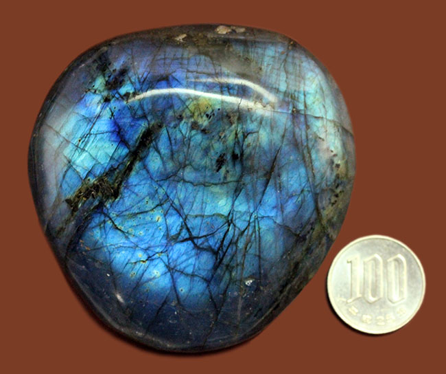 まるで青い炎！ゴールドも散見される、極めて高品位の鉱物ラブラドライト（Labradorite）のペブルストーン（その16）
