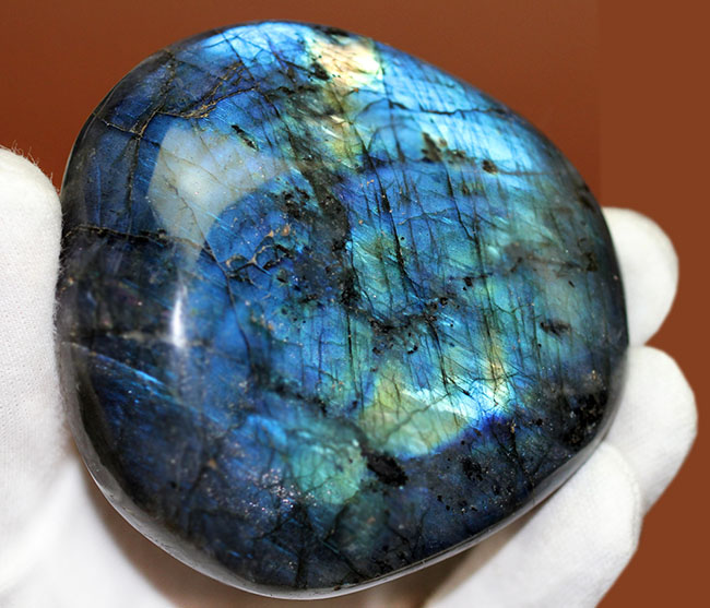 まるで青い炎！ゴールドも散見される、極めて高品位の鉱物ラブラドライト（Labradorite）のペブルストーン（その2）