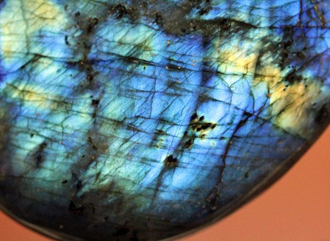 まるで青い炎！ゴールドも散見される、極めて高品位の鉱物ラブラドライト（Labradorite）のペブルストーン（その7）