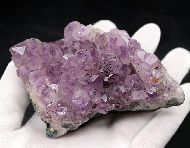 晶洞を切り取ったナチュラルなアメシスト(Amethyst)の原石(その2)