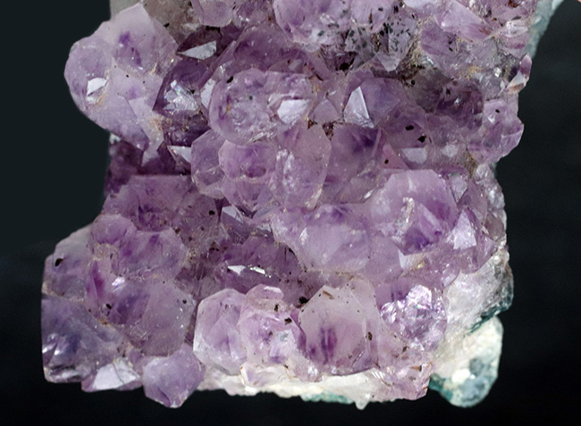 晶洞を切り取ったナチュラルなアメシスト(Amethyst)の原石(その4)