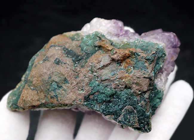 晶洞を切り取ったナチュラルなアメシスト(Amethyst)の原石(その5)