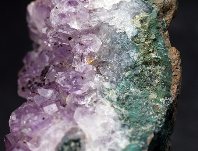 晶洞を切り取ったナチュラルなアメシスト(Amethyst)の原石(その6)