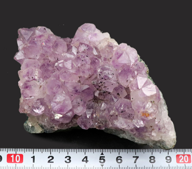 晶洞を切り取ったナチュラルなアメシスト(Amethyst)の原石(その7)
