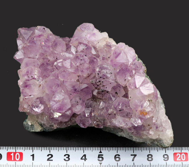 晶洞を切り取ったナチュラルなアメシスト（Amethyst）の原石（その7）