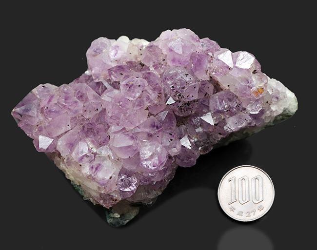 晶洞を切り取ったナチュラルなアメシスト(Amethyst)の原石(その8)