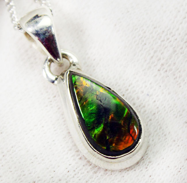 プチサイズ、多彩な輝き!ティアドロップ型アンモライト(Ammolite)ペンダントトップ。(2種類のチェーン、高級ジュエリーケース付)(その1)