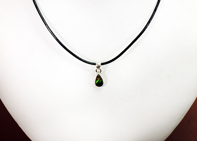 プチサイズ、多彩な輝き!ティアドロップ型アンモライト(Ammolite)ペンダントトップ。(2種類のチェーン、高級ジュエリーケース付)(その3)