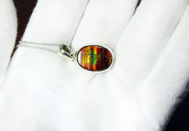 大きな色の変化！濃い輝き！赤と緑の色の変化が面白いアンモライト（Ammolite）を使ったペンダントトップ（その3）