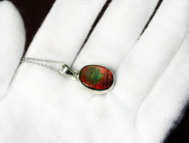 大きな色の変化！濃い輝き！赤と緑の色の変化が面白いアンモライト（Ammolite）を使ったペンダントトップ（その4）