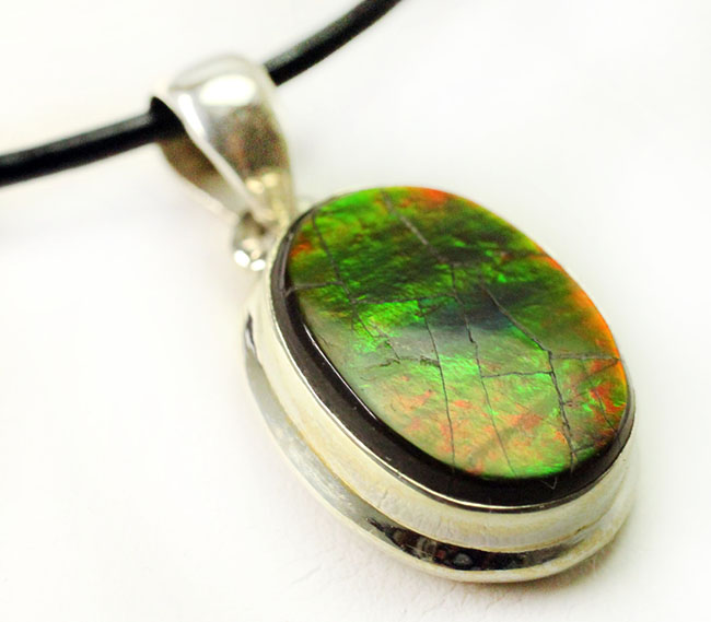 大きな色の変化！濃い輝き！赤と緑の色の変化が面白いアンモライト（Ammolite）を使ったペンダントトップ（その6）