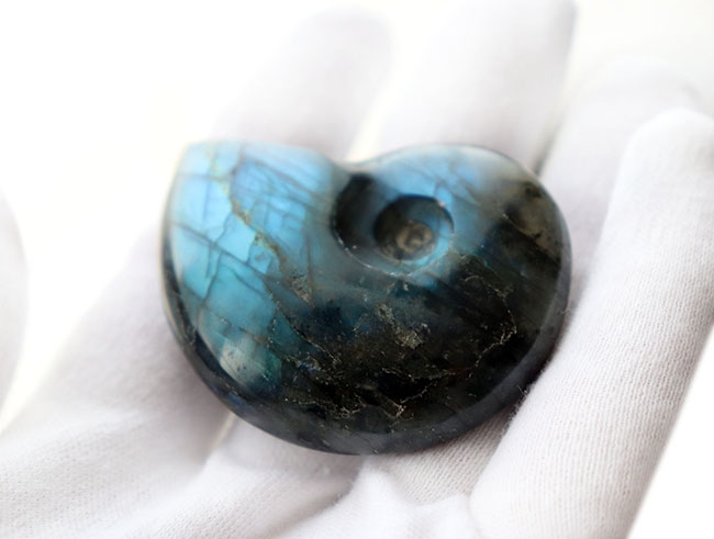 シャレの分かる方に贈る、ユニークな標本、アンモナイトの形にカットされた美しきラブラドライト(Labradorite)のカボション(その7)