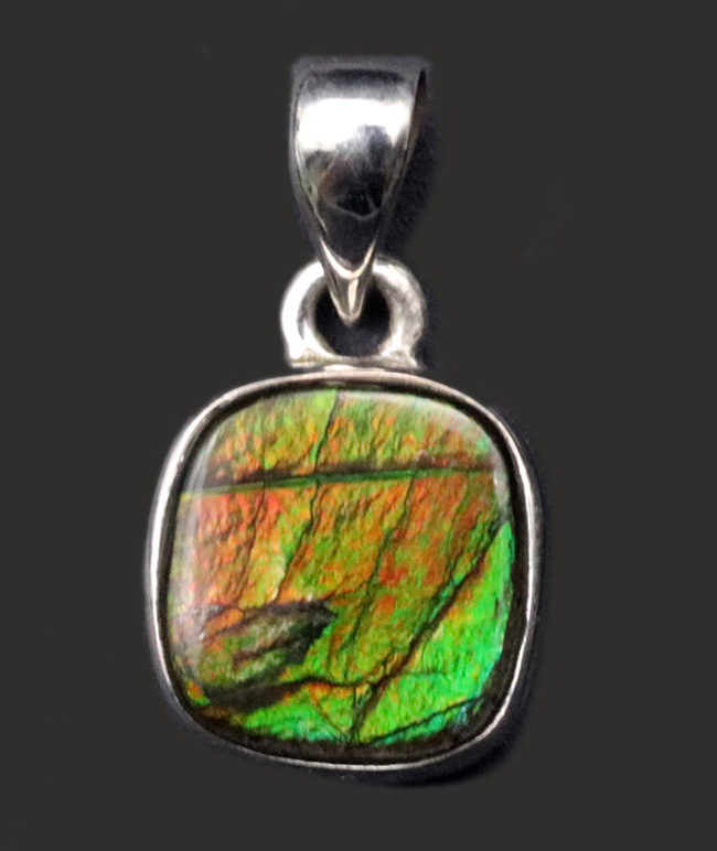 グリーンとオレンジの美しい遊色を伴ったアンモライト(Ammolite)を使ったペンダントトップ。金具はスターリングシルバー。チェーン、革紐、ジュエリーケース付き(その1)