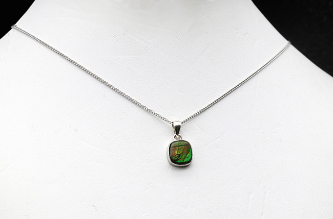 グリーンとオレンジの美しい遊色を伴ったアンモライト(Ammolite)を使ったペンダントトップ。金具はスターリングシルバー。チェーン、革紐、ジュエリーケース付き(その2)