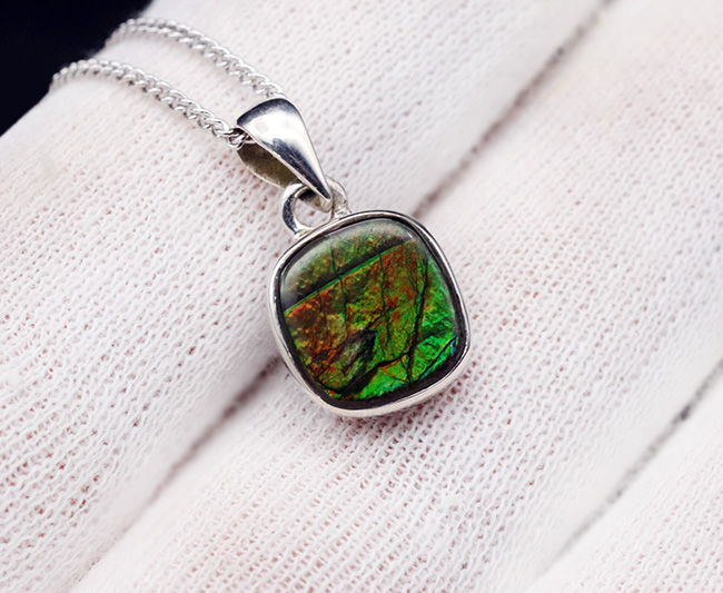 グリーンとオレンジの美しい遊色を伴ったアンモライト(Ammolite)を使ったペンダントトップ。金具はスターリングシルバー。チェーン、革紐、ジュエリーケース付き(その3)
