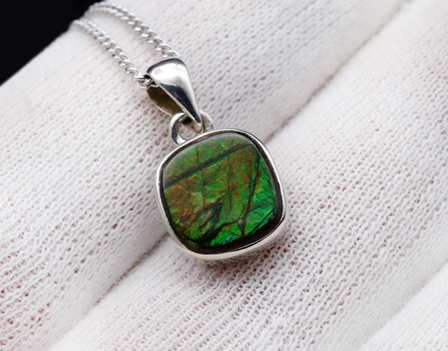 グリーンとオレンジの美しい遊色を伴ったアンモライト(Ammolite)を使ったペンダントトップ。金具はスターリングシルバー。チェーン、革紐、ジュエリーケース付き(その4)