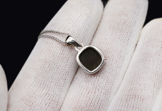 グリーンとオレンジの美しい遊色を伴ったアンモライト(Ammolite)を使ったペンダントトップ。金具はスターリングシルバー。チェーン、革紐、ジュエリーケース付き(その5)