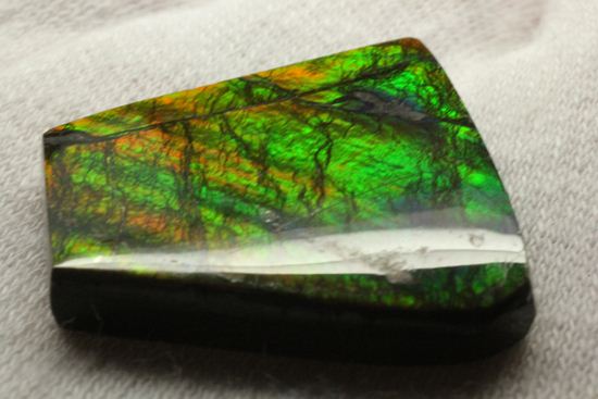 台形のフォルムをした綺麗な赤色アンモライト(Ammolite)(その18)