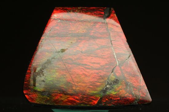 台形のフォルムをした綺麗な赤色アンモライト(Ammolite)(その3)