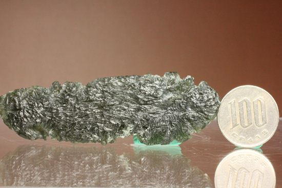 なかなかお目にかかれない大型サイズ！！隕石衝突によってつくられた！チェコ産大型のインパクトグラスモルダバイトMoldavite （その17）