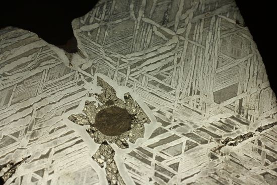 アメリカ合衆国、ニューメキシコサンタフェで見つかった幾何学模様隕石 GLORIETA MOUNTAIN(その12)