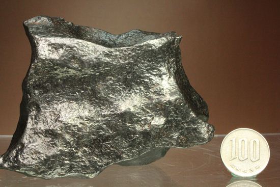 何と１３００グラムオーバー！重量感たっぷり！レグマグリップで削られた大型鉄隕石　ナミビア産（その12）