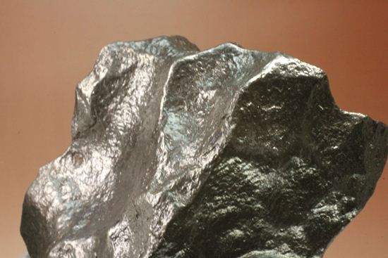 何と１３００グラムオーバー！重量感たっぷり！レグマグリップで削られた大型鉄隕石　ナミビア産（その7）