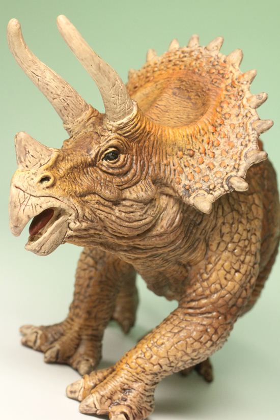 トリケラトプス恐竜フィギュア（本物化石1個付き）（その1）