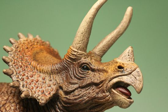 トリケラトプス恐竜フィギュア（本物化石1個付き）（その16）