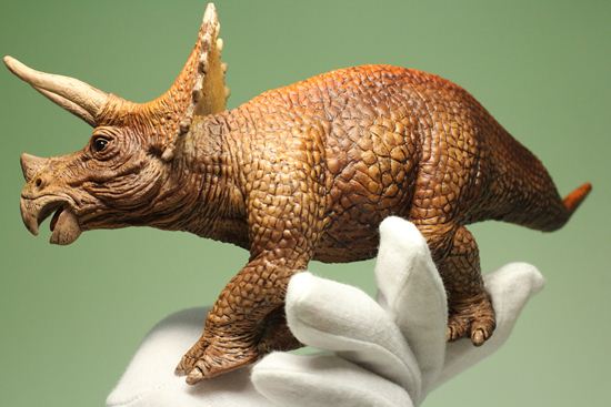 トリケラトプス恐竜フィギュア(本物化石1個付き)(その17)