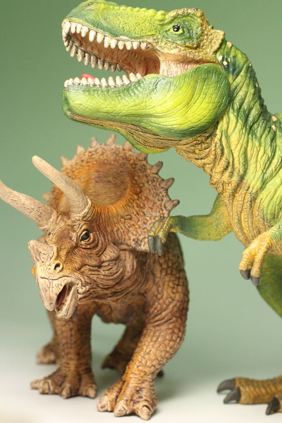 ティラノサウルスとトリケラトプス恐竜フィギュア2体セット（本物化石1個付き）（その20）