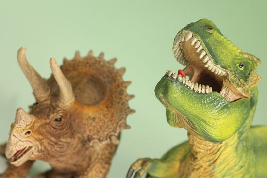 ティラノサウルスとトリケラトプス恐竜フィギュア2体セット