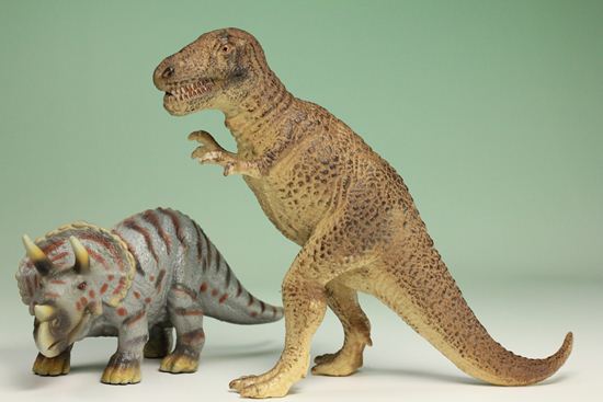 ティラノサウルスとトリケラトプス恐竜ミニフィギュア2体セット(本物化石1個つき)(その1)