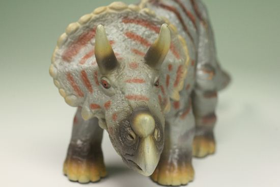 ティラノサウルスとトリケラトプス恐竜ミニフィギュア2体セット(本物化石1個つき)(その14)