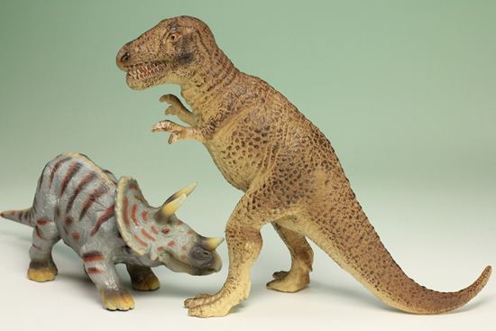 ティラノサウルスとトリケラトプス恐竜ミニフィギュア2体セット(本物化石1個つき)(その2)