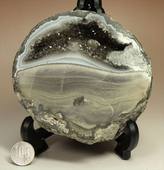 鉱物メノウの晶洞の標本（その13）