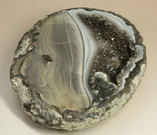 鉱物メノウの晶洞の標本（その6）