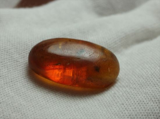 ドロップ飴にそっくりですが、琥珀です。ドミニカ産の虫入り琥珀(Amber)(その6)