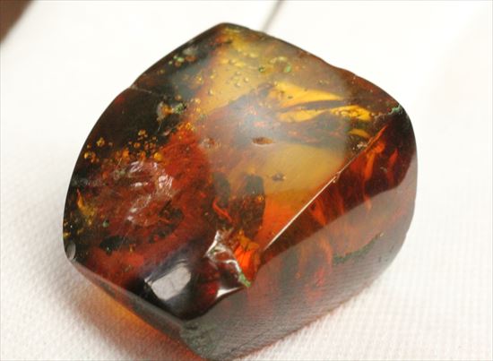 古代の空気が内包！大ぶりドミニカ産琥珀(Amber)（その1）