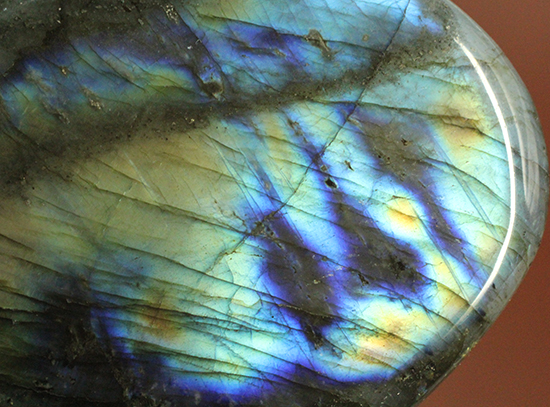 青と黄色の閃光を放つ!両面魅力のラブラドライト(Labradorite)(その10)