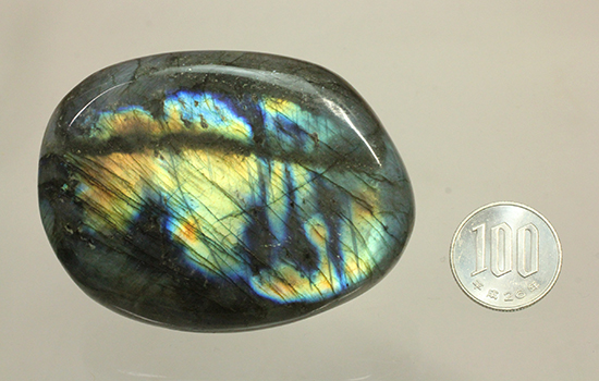 青と黄色の閃光を放つ!両面魅力のラブラドライト(Labradorite)(その18)