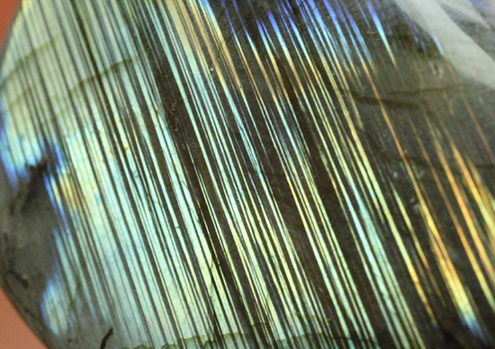 青と黄色の閃光を放つ!両面魅力のラブラドライト(Labradorite)(その7)