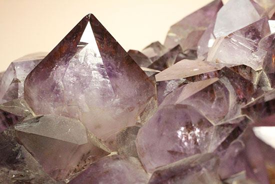 強い濃い紫が印象的な、５ｋｇを超える宝石アメシスト原石（その1）