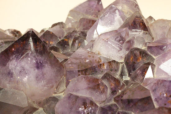 強い濃い紫が印象的な、５ｋｇを超える宝石アメシスト原石（その11）